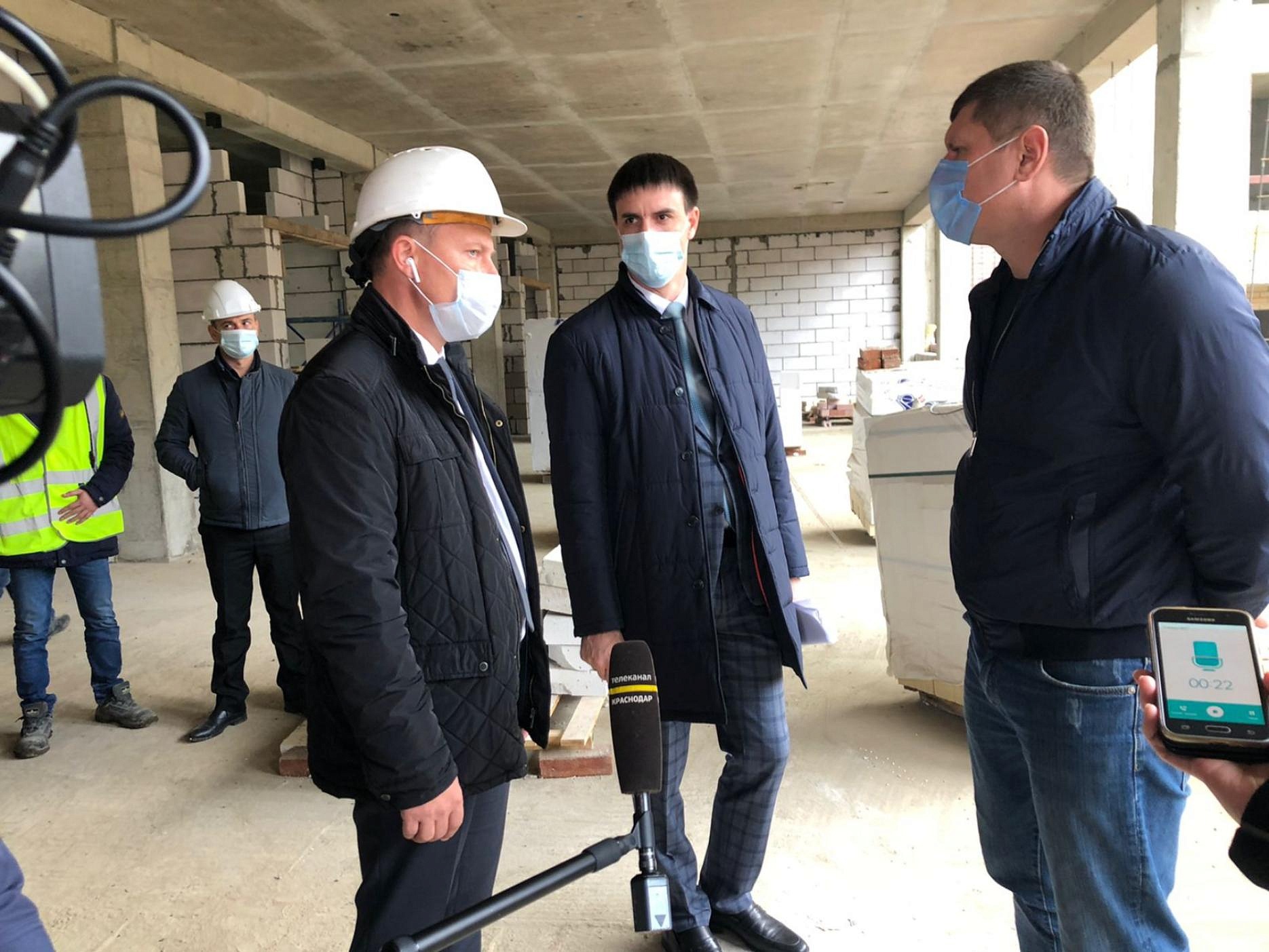 Глава г. Краснодара проинспектировал ход строительства школы вблизи ул. Командорской