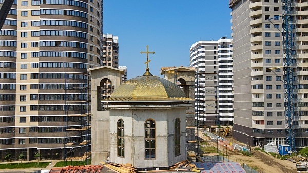 На купол храма, который строит ГК "ИНСИТИ", установлен крест